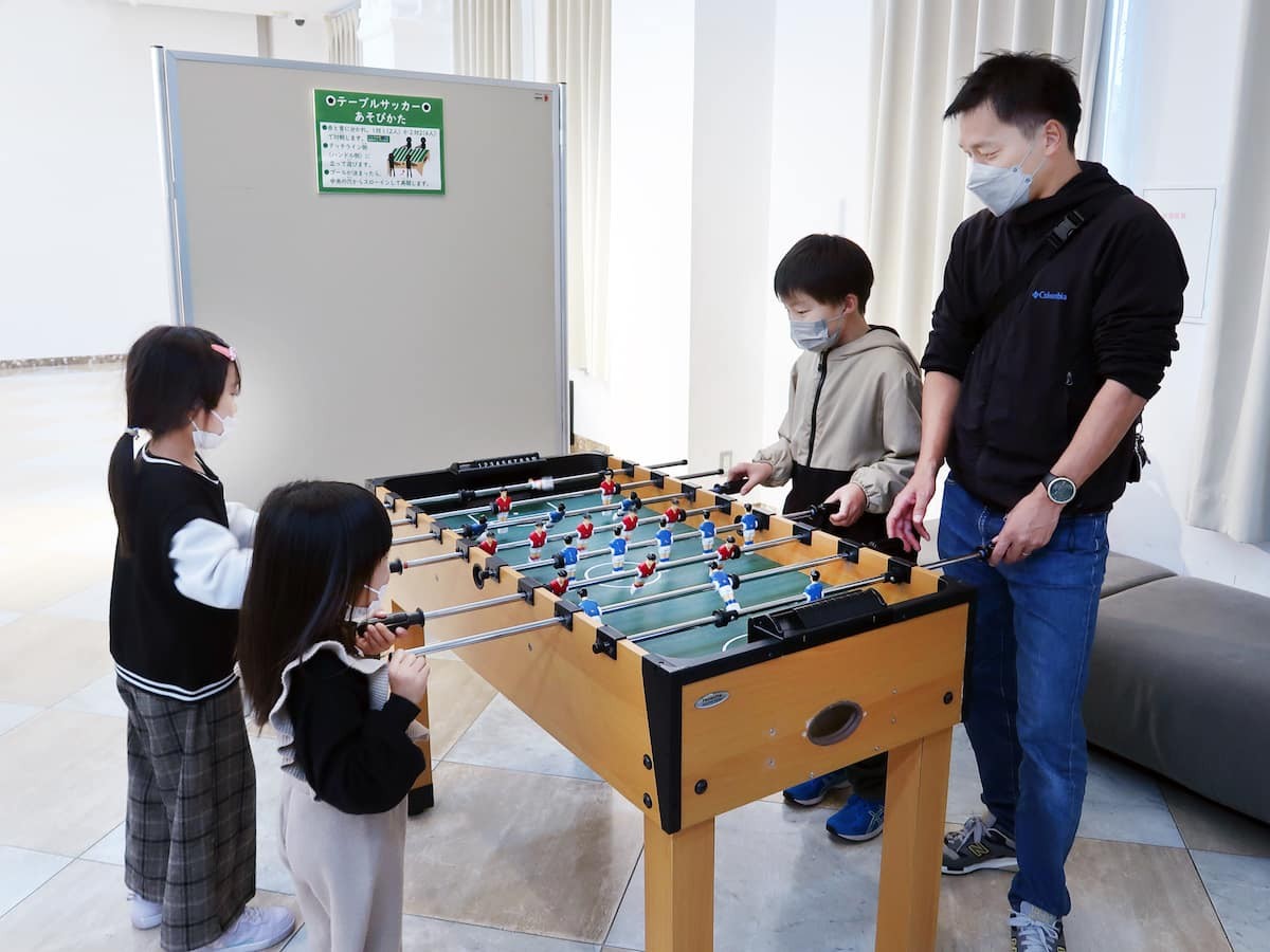 鳥取県鳥取市にある童謡とおもちゃのミュージアム『わらべ館』のサッカーゲームで遊ぶ親子