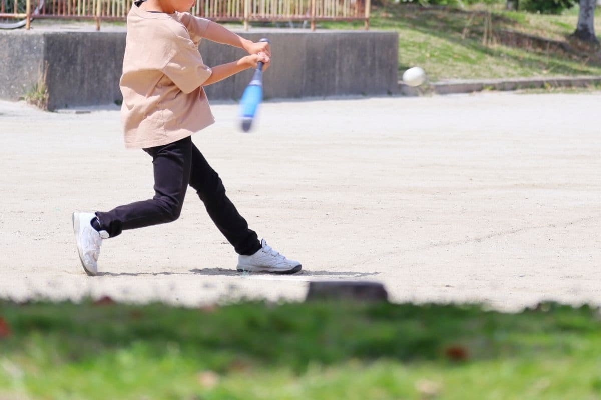 野球の練習をする子ども