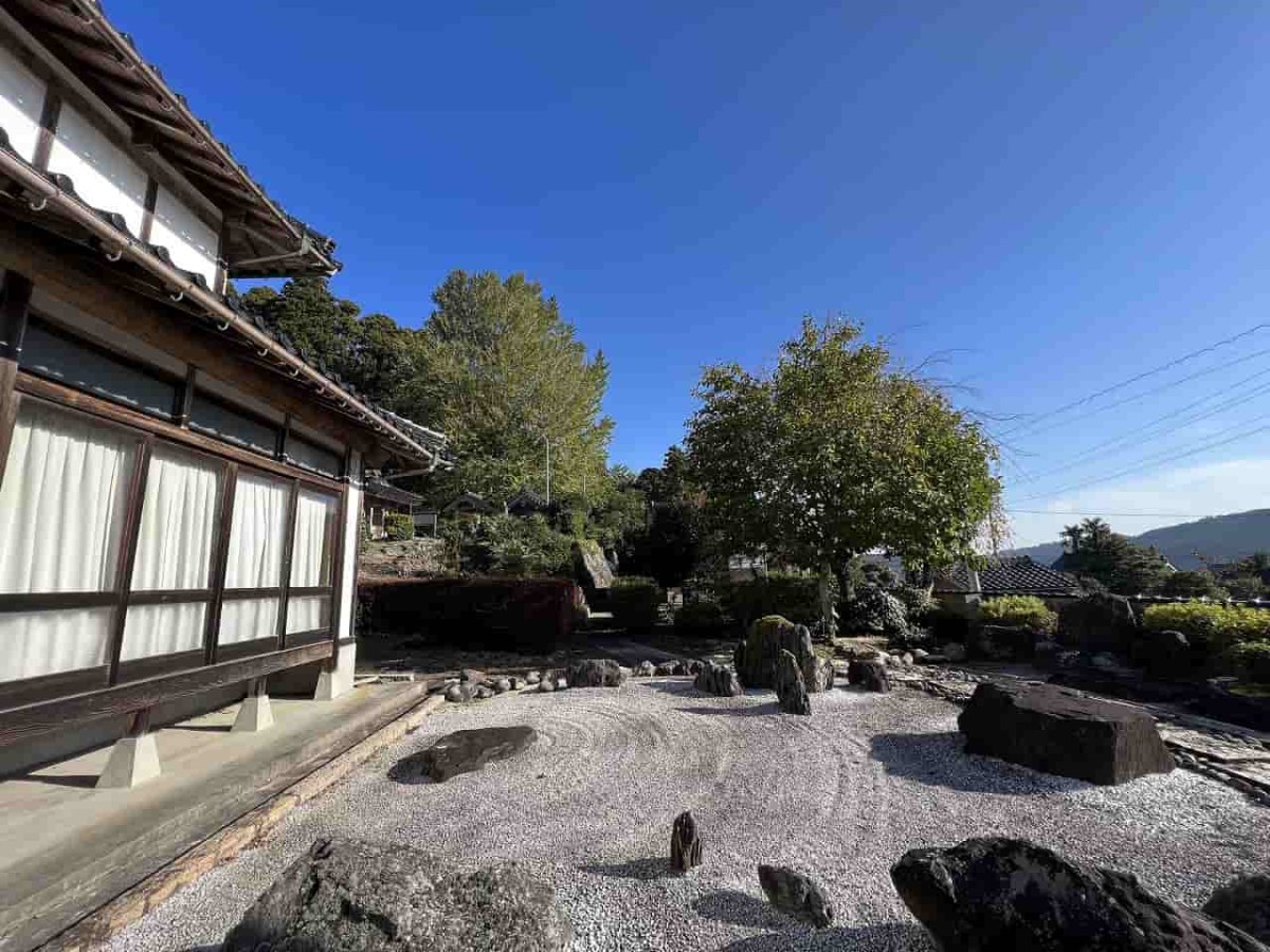 鳥取県東伯郡琴浦町の「転法輪寺（てんぽうりんじ）」にある大イチョウの様子