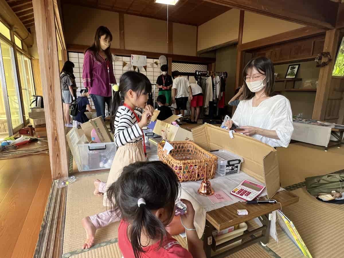 島根県出雲市の伊野地区で開催されたイベント「第1回こどもマーケット」の様子