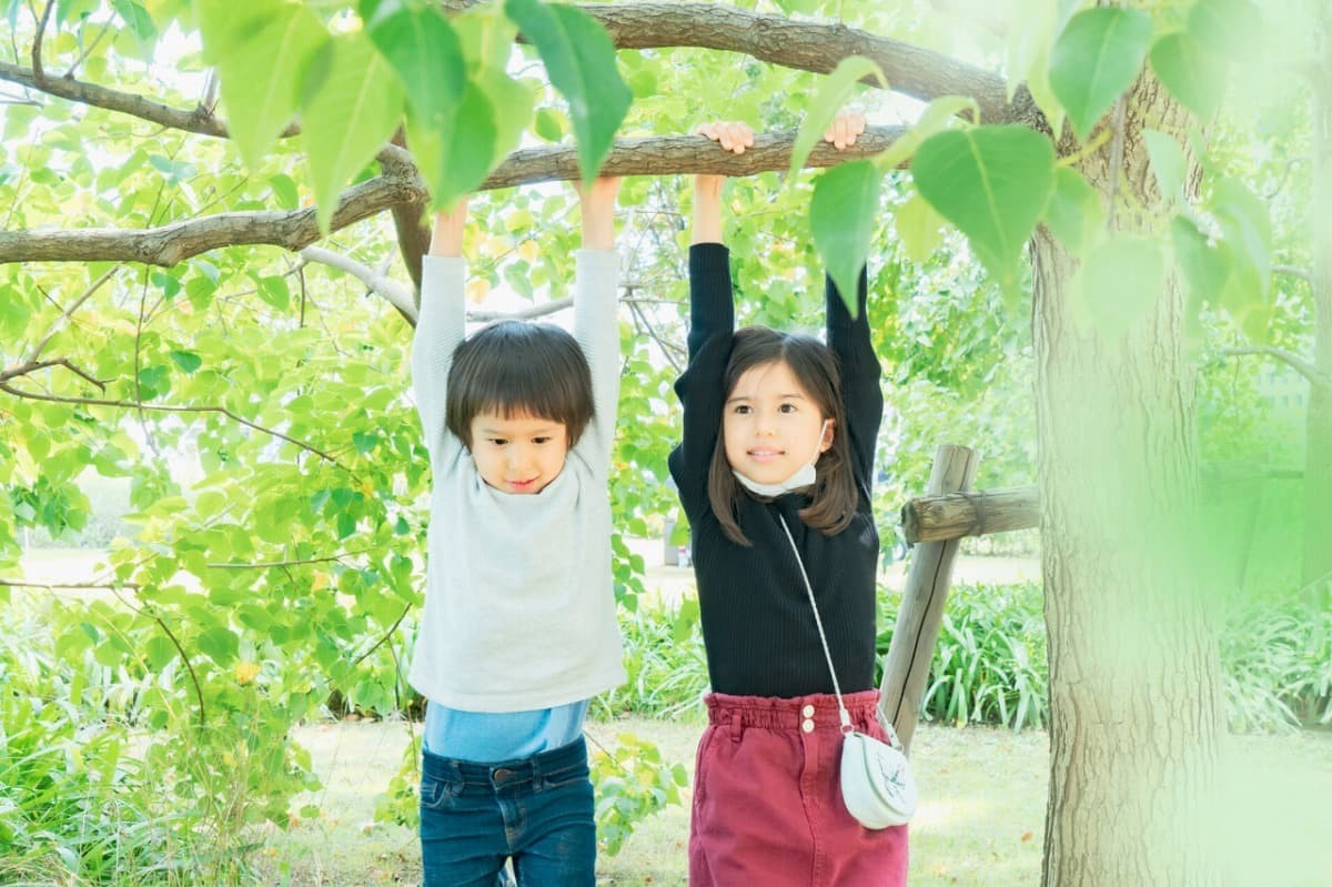 友達と遊ぶ小学生