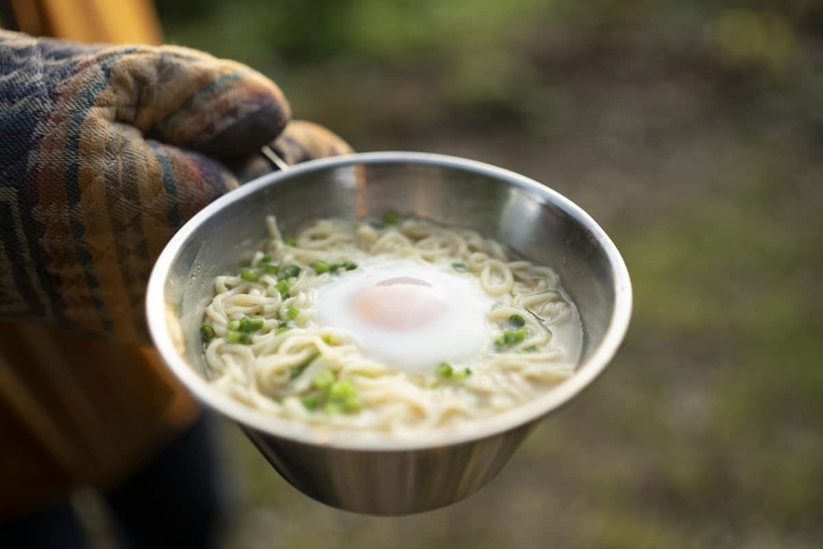 島根県雲南市の老舗醤油蔵『紅梅しょうゆ』の新商品「お醤油さんの鍋の素コブクロちゃん」のキャンプ飯イメージ