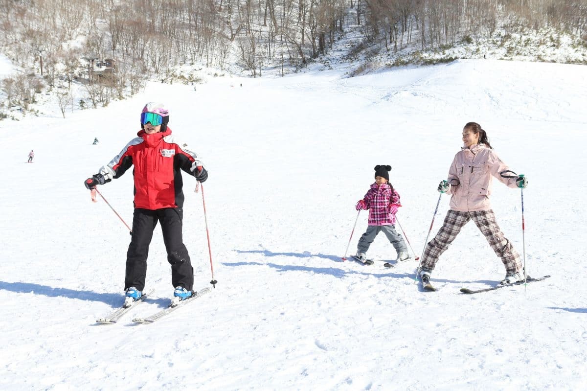 鳥取県江府町のリゾートホテル『休暇村奥大山』内にある『鏡ヶ成スキー場』のゲレンデ