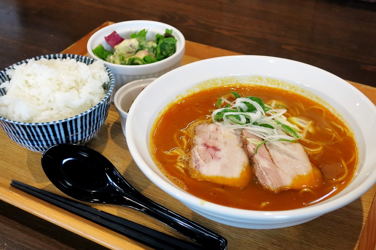 島根県邑南町のカレー専門店『ボクらの町のカレー屋さんコトコト』のカレーラーメン