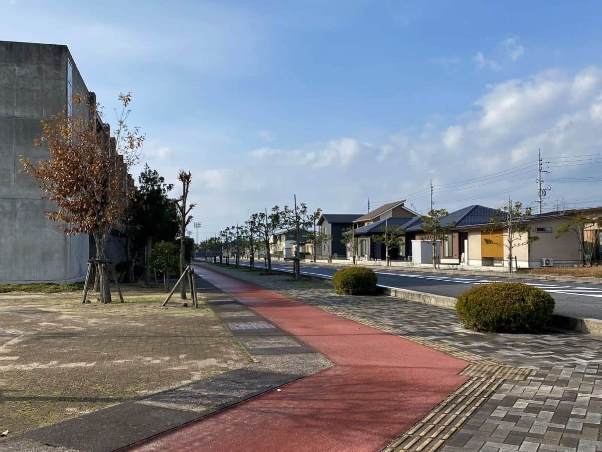 鳥取県境港市の夕日ヶ丘団地に伸びる陸上競技場みたいな道