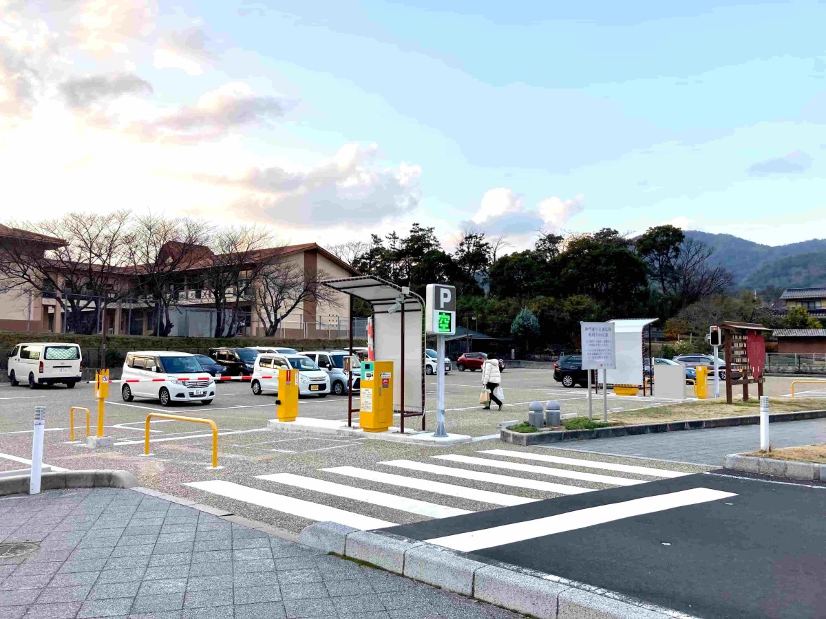 島根県の観光名所・出雲大社すぐ近くの「神門通り交通広場駐車場」