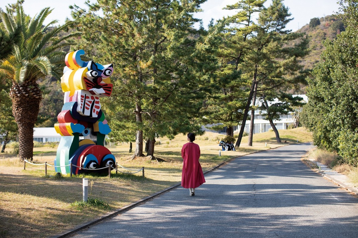 香川県直島町にあるカレル・アペル「かえると猫」