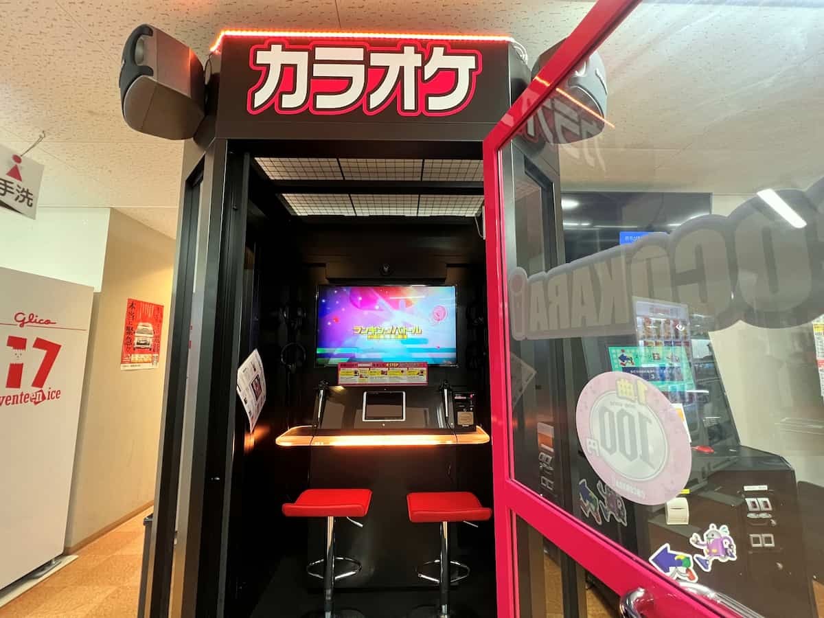 島根県松江市にある『ホームランドーム松江店』に新しく設置されたカラオケボックス「ココカラ」の様子