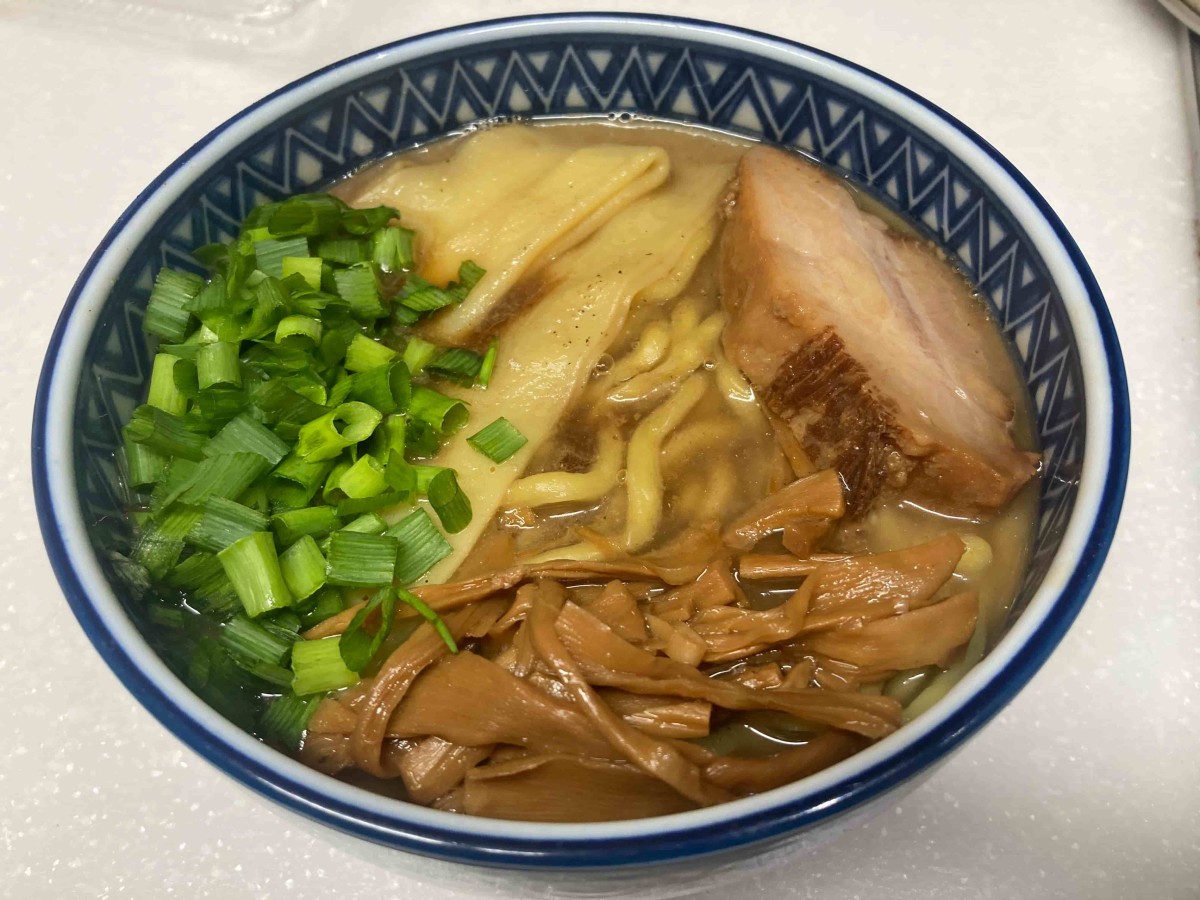 出雲市塩冶町のグッディー医大通店に設置されたラーメン自販機で購入したラーメン