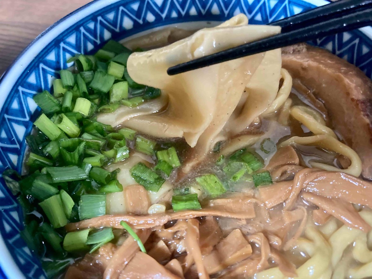 出雲市塩冶町のグッディー医大通店に設置されたラーメン自販機で購入したラーメン