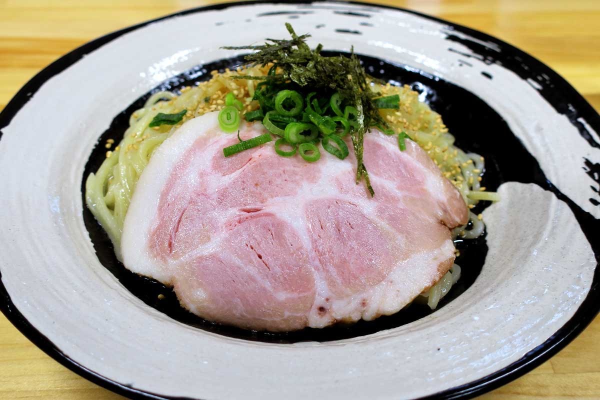 鳥取市晩稲にある注目ラーメン店『油そば専門店 日の出丸』の煮干し油そば