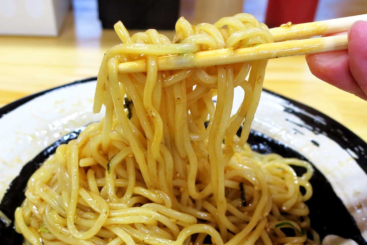 鳥取市晩稲にある注目ラーメン店『油そば専門店 日の出丸』の「ネギ油そば」