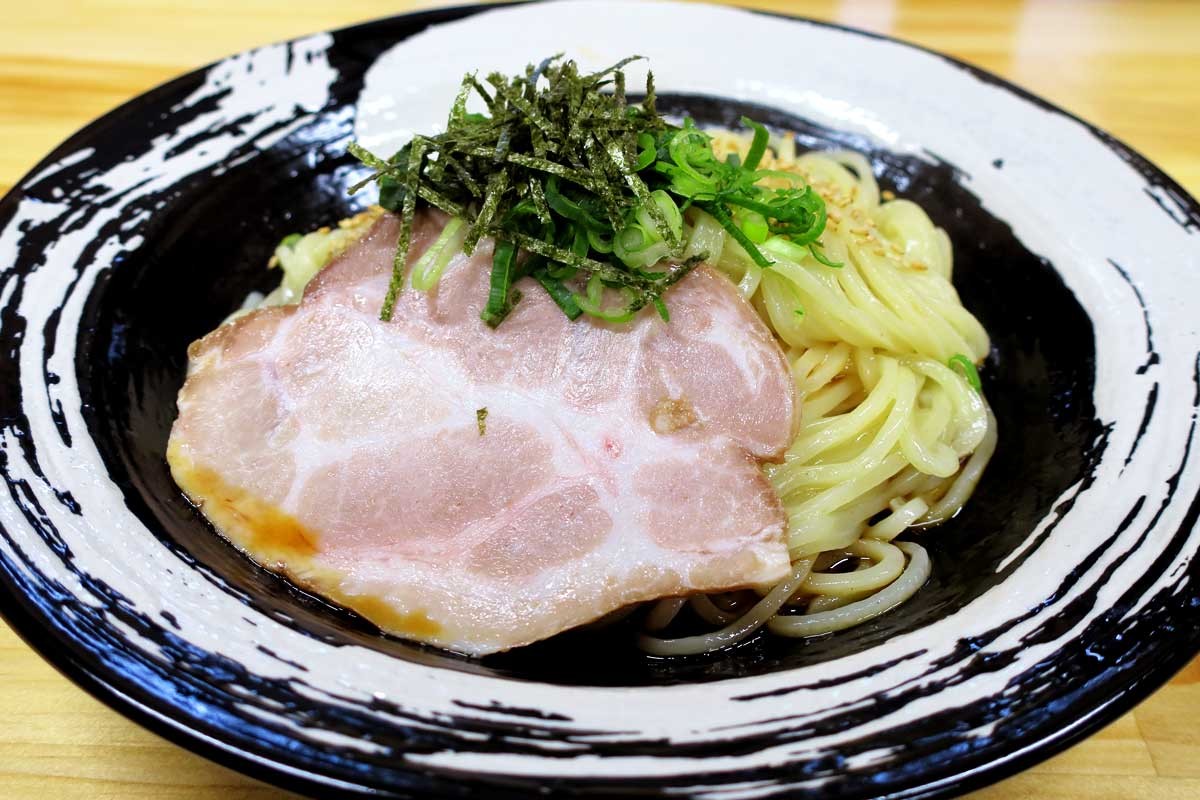 鳥取市晩稲にある注目ラーメン店『油そば専門店 日の出丸』の「ネギ油そば」