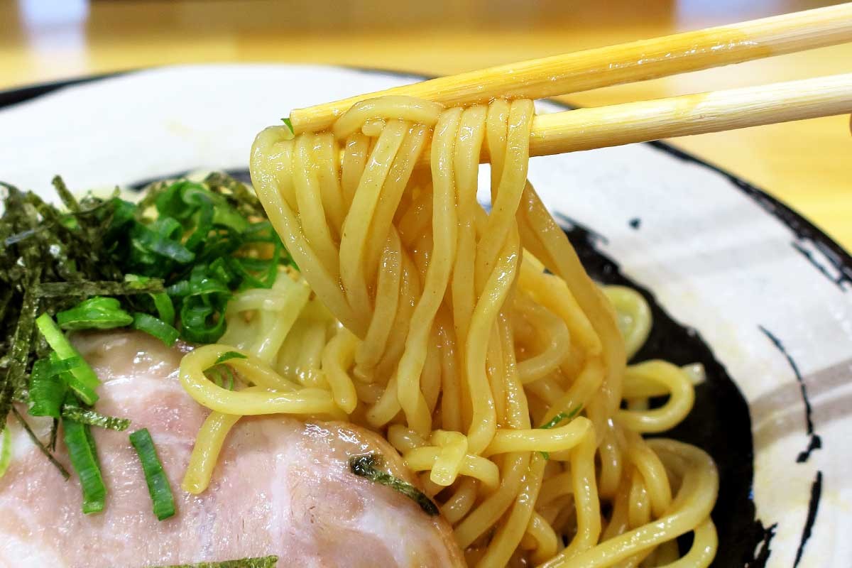 鳥取市晩稲にある注目ラーメン店『油そば専門店 日の出丸』の煮干し油そば