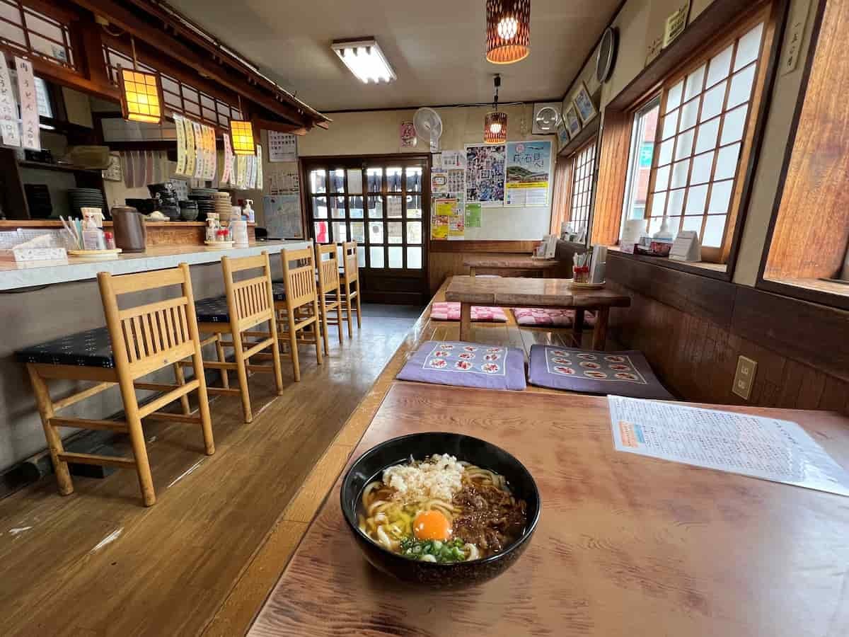 島根県益田市にある『うどんの萬栄』の店内