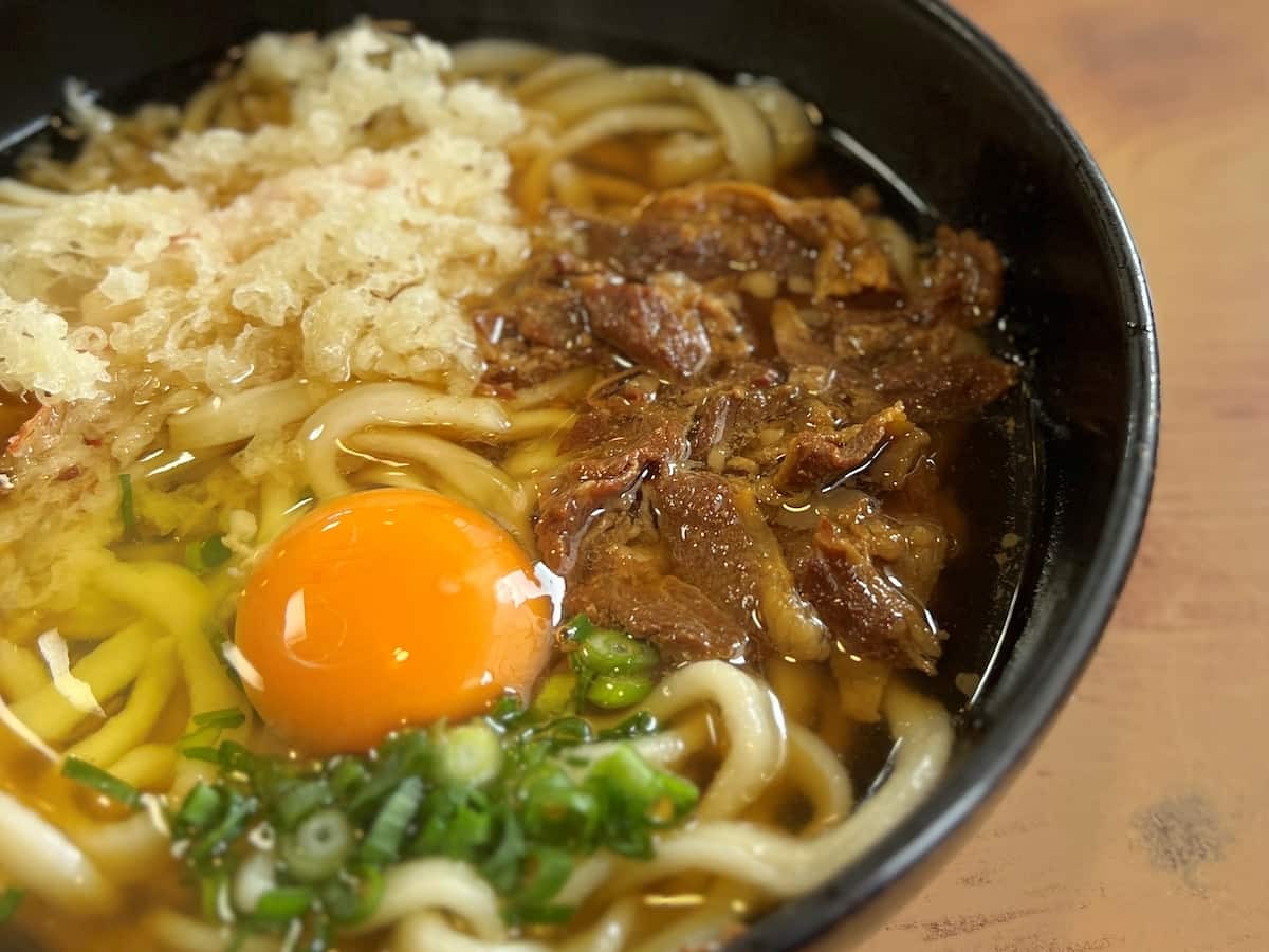 島根県益田市にある『うどんの萬栄』の「肉天玉うどん」