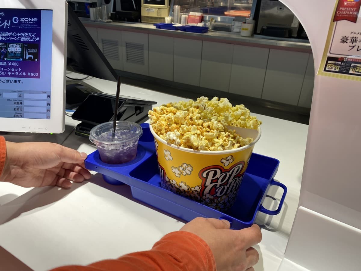 島根県出雲市にある映画館「T・ジョイ出雲」でポップコーンを買う編集部いしやん