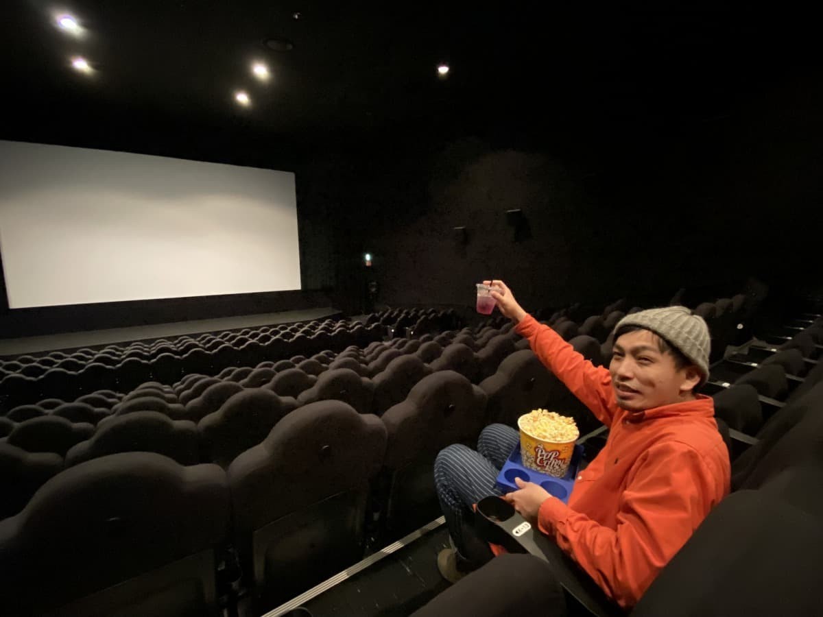 島根県出雲市にある映画館「T・ジョイ出雲」で映画鑑賞をする編集部いしやん