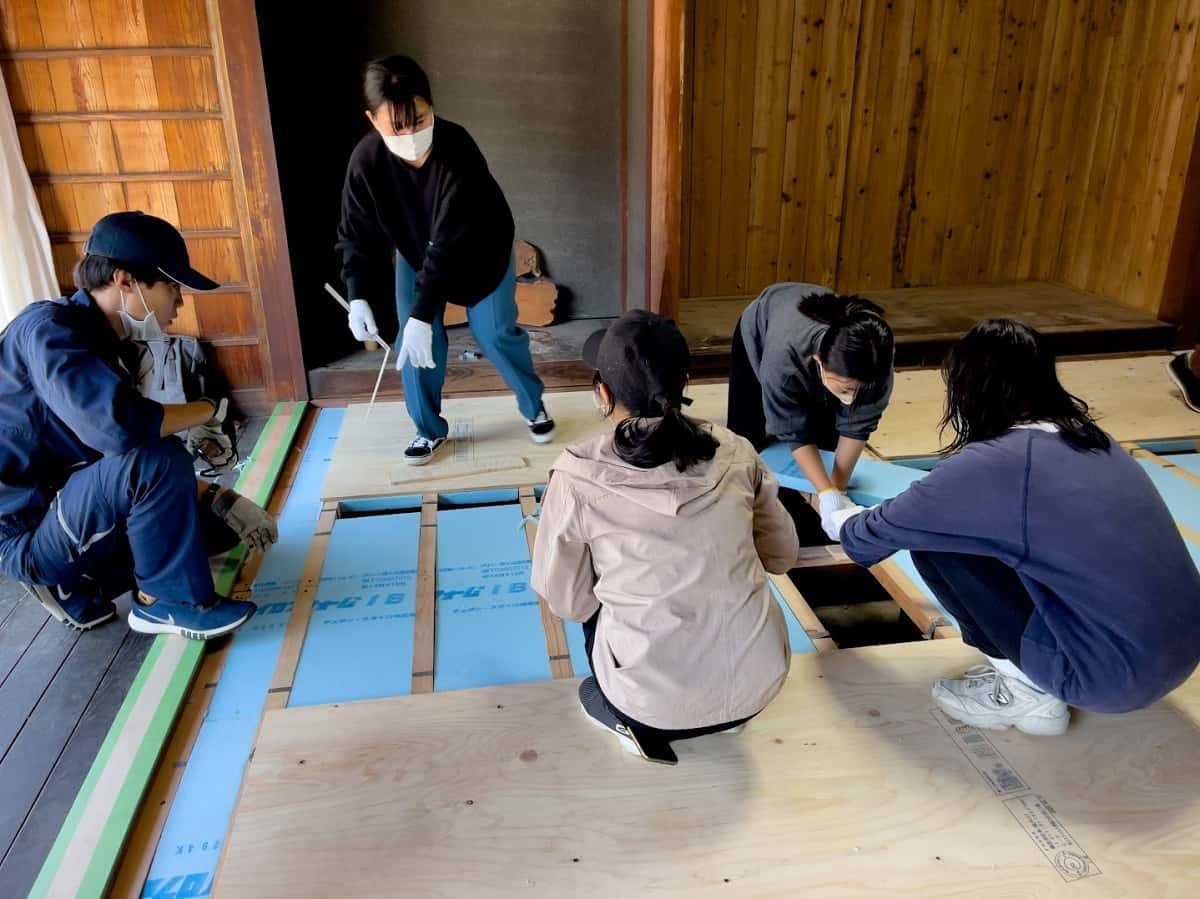 島根県江津市都野津町で開催された古民家カフェワークショップ「つのづリノベーション」の会場の様子