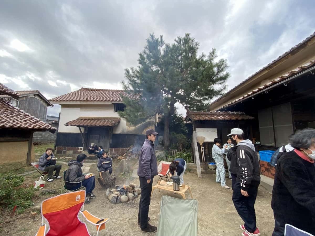 島根県江津市都野津町で開催された古民家カフェワークショップ「つのづリノベーション」の会場の様子