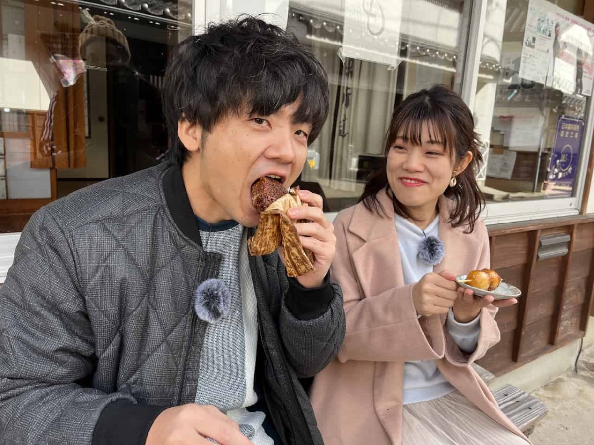 島根県出雲市平田町木綿街道にある『持田醬油店』の焼きおにぎりとみたらし団子を食べる出演者