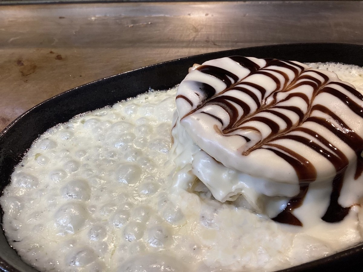 島根県松江市の鉄板焼き専門店『鉄板焼き たぬき隠れ』の洋風お好み焼き