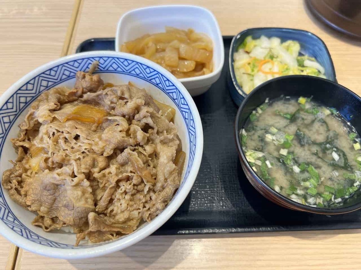 『吉野家』で食べれる牛丼（ねぎだく）とお新香セット