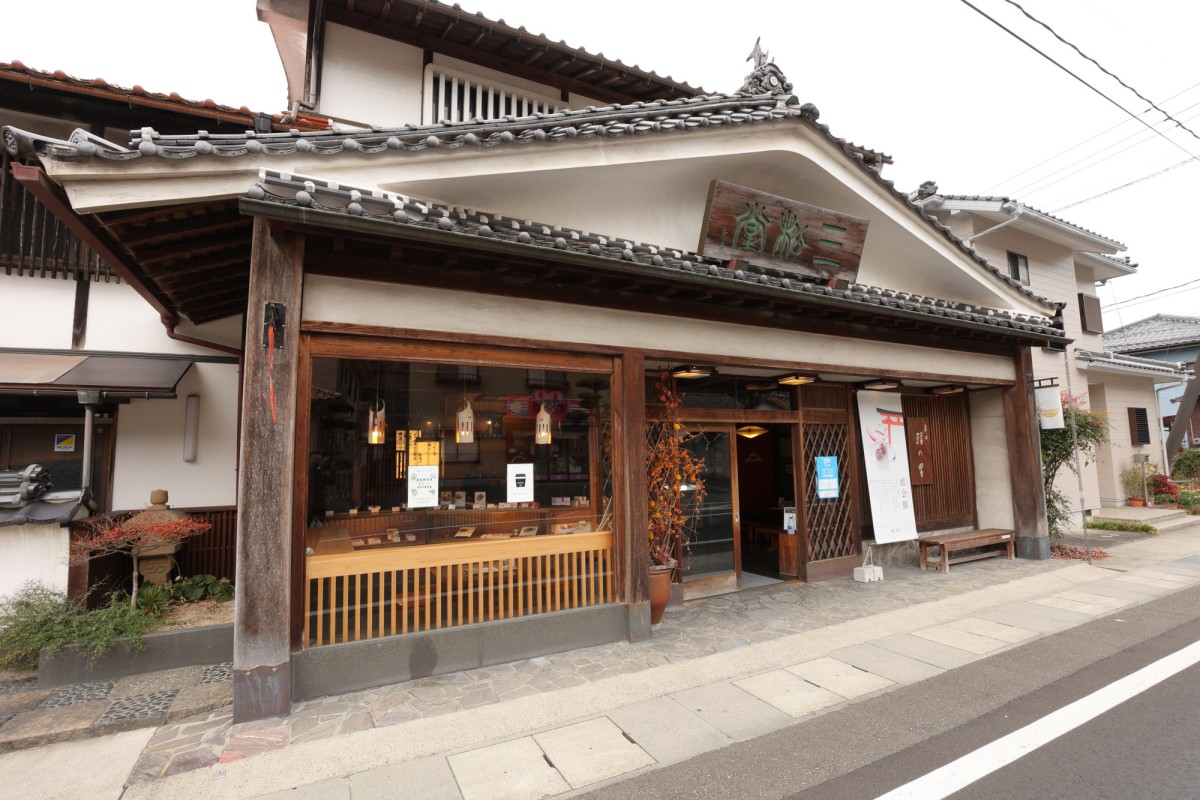 島根県津和野町にある和菓子店「三松堂」の外観