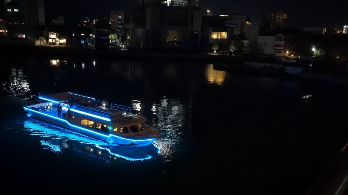 島根県松江市の宍道湖観光遊覧船「はくちょう号」のリニューアルした船体