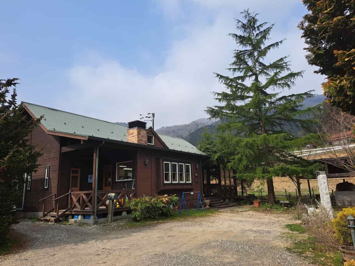 島根県出雲市佐田町にある「牧場のパン屋さんカウベル」の外観