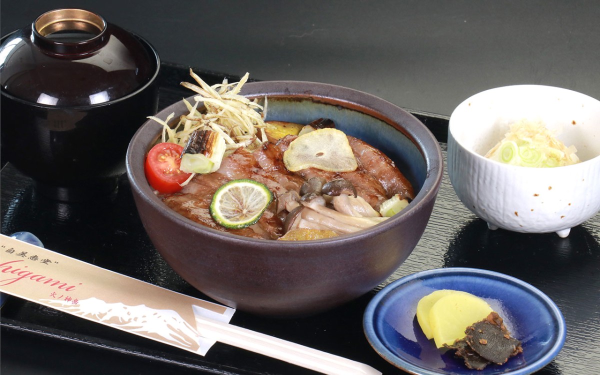 鳥取県大山町の『自美恵堂HIGAMI』の「大山宝牛ステーキ丼定食」