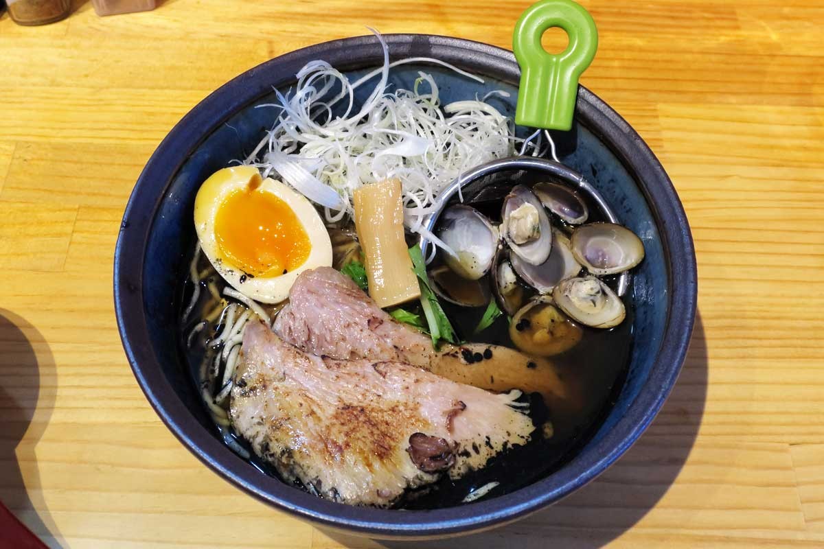 島根県松江市の人気ラーメン店『ゴイケヤ』の「食人鬼のマッグロしじみラーメン」