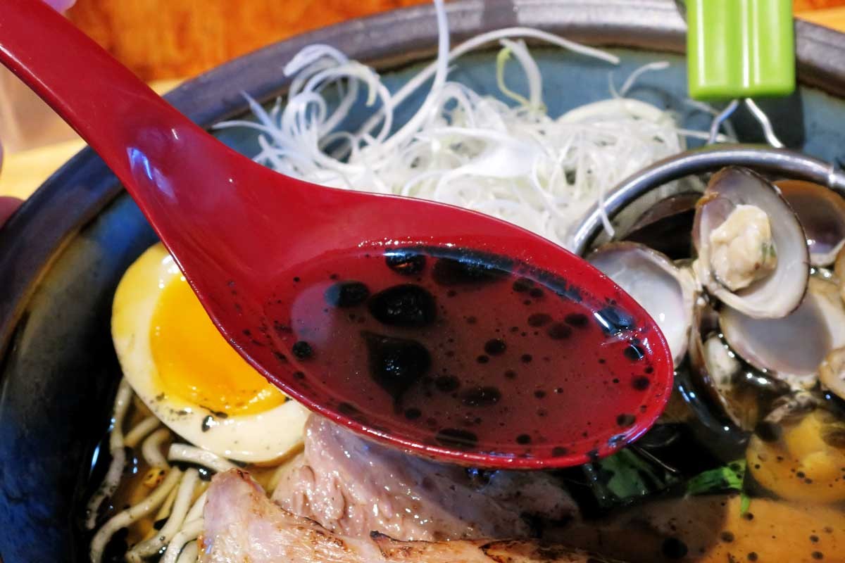 島根県松江市の人気ラーメン店『ゴイケヤ』の「食人鬼のマッグロしじみラーメン」