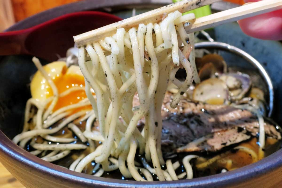 島根県松江市の人気ラーメン店『ゴイケヤ』の「食人鬼のマッグロしじみラーメン」