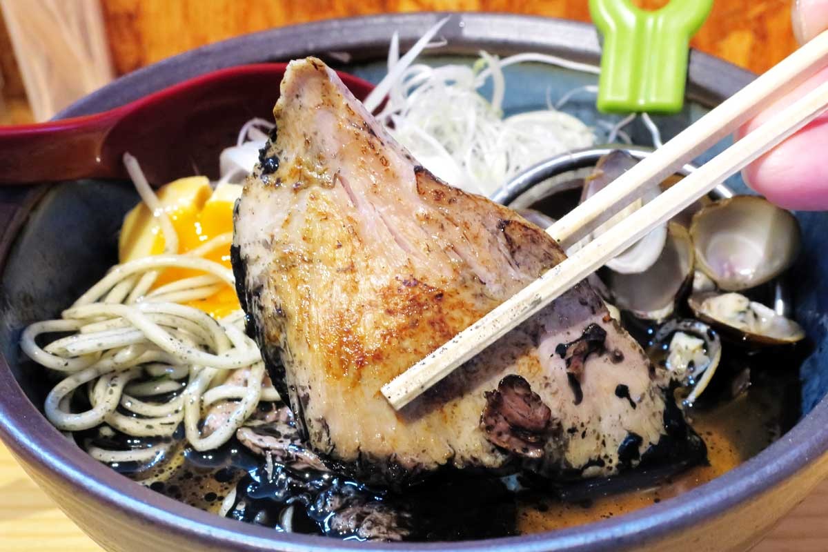 島根県松江市の人気ラーメン店『ゴイケヤ』の「食人鬼のマッグロしじみラーメン」