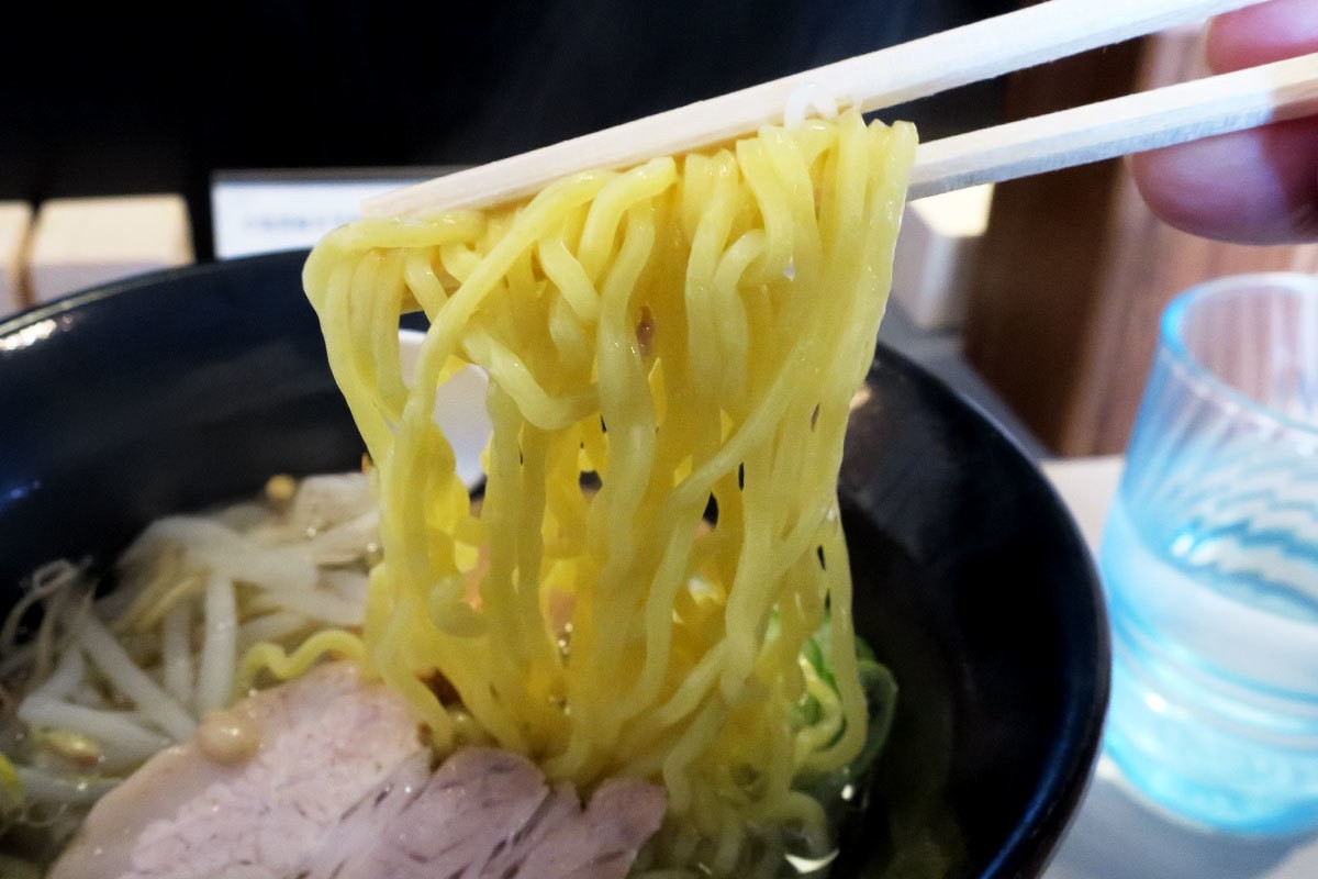 米子市米原にあるラーメン店『ラーメンおたま』の「牛骨出汁ラーメン」
