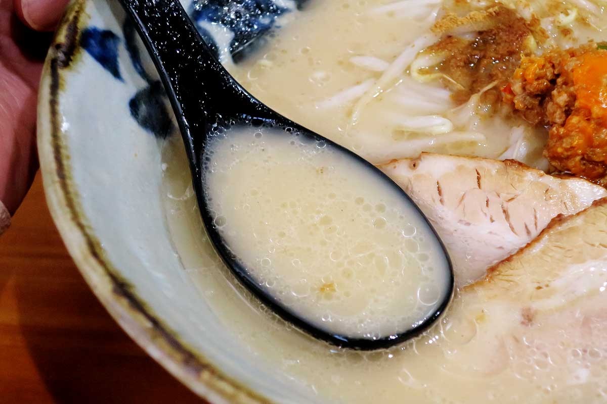 松江市北堀町の人気ラーメン店『麪家 ひばり』のラーメン