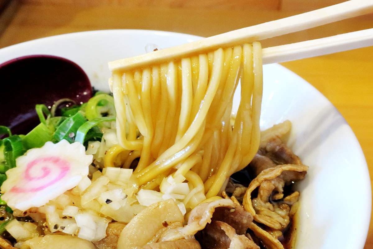 松江市西津田にオープンしたラーメン店『粋麺 みろく』の「牛骨スタミナラーメン」