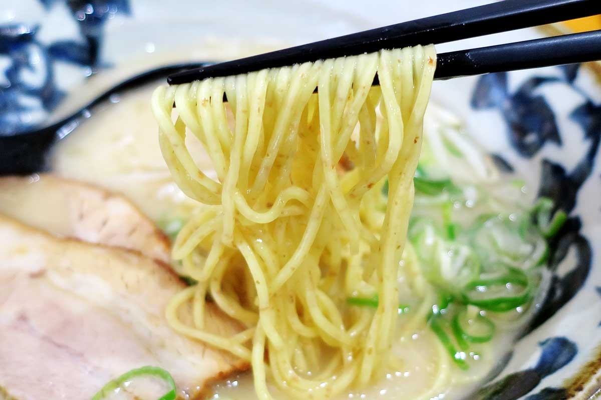 松江市北堀町の人気ラーメン店『麪家 ひばり』の麺