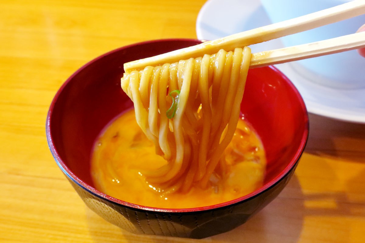 松江市西津田にオープンしたラーメン店『粋麺 みろく』の「牛骨スタミナラーメン」