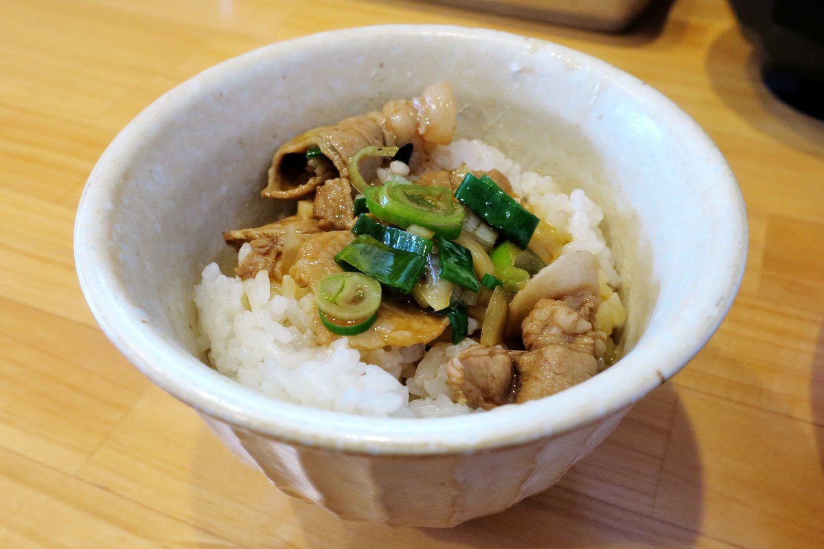 松江市西津田にオープンしたラーメン店『粋麺 みろく』の「牛骨スタミナラーメン」