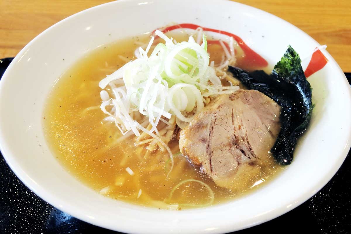 島根県松江市にある鳥取牛骨ラーメンの店「たかうな松江店」の「牛骨ラーメンしょうゆ（極み白）」