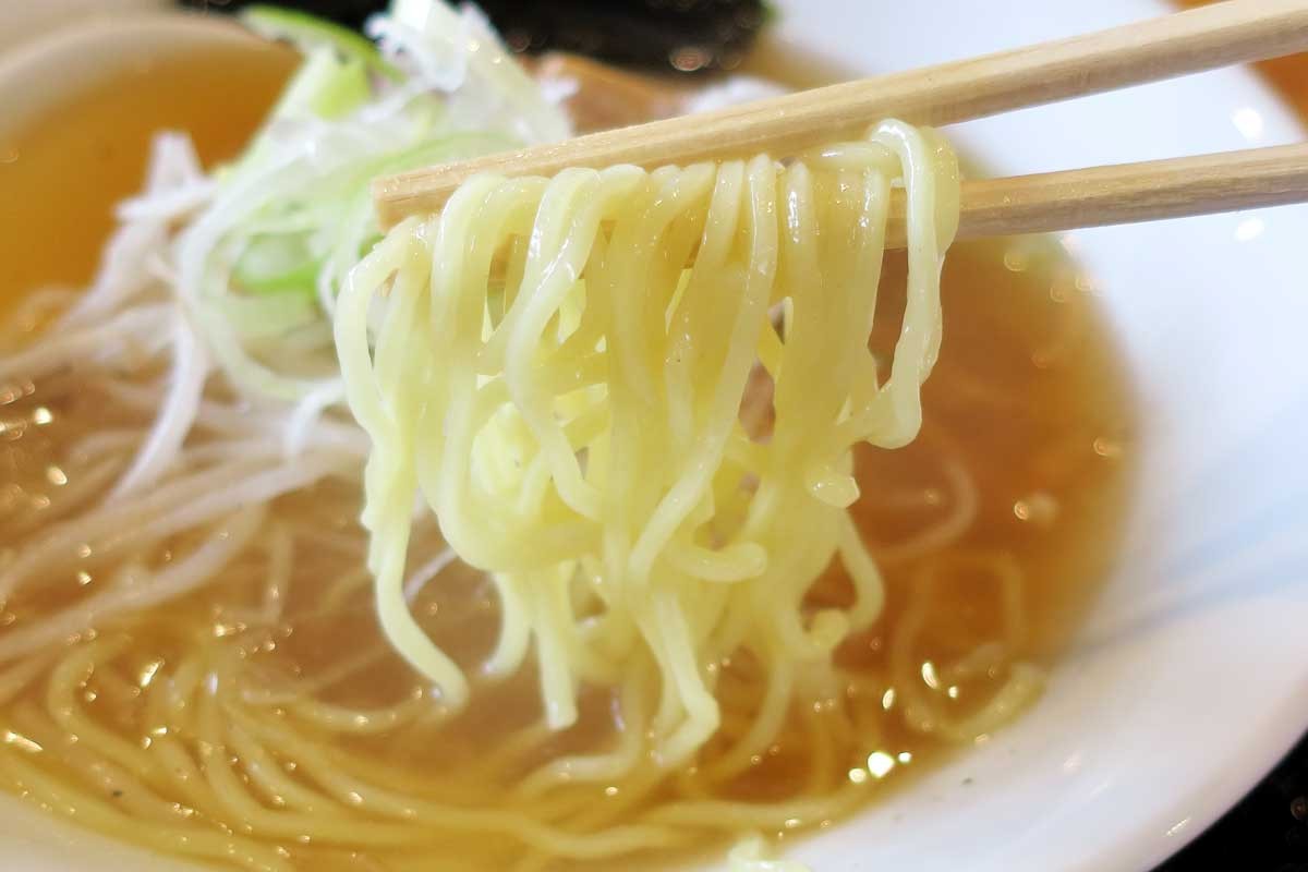 島根県松江市にある鳥取牛骨ラーメンの店「たかうな松江店」の「牛骨ラーメンしょうゆ（極み白）」