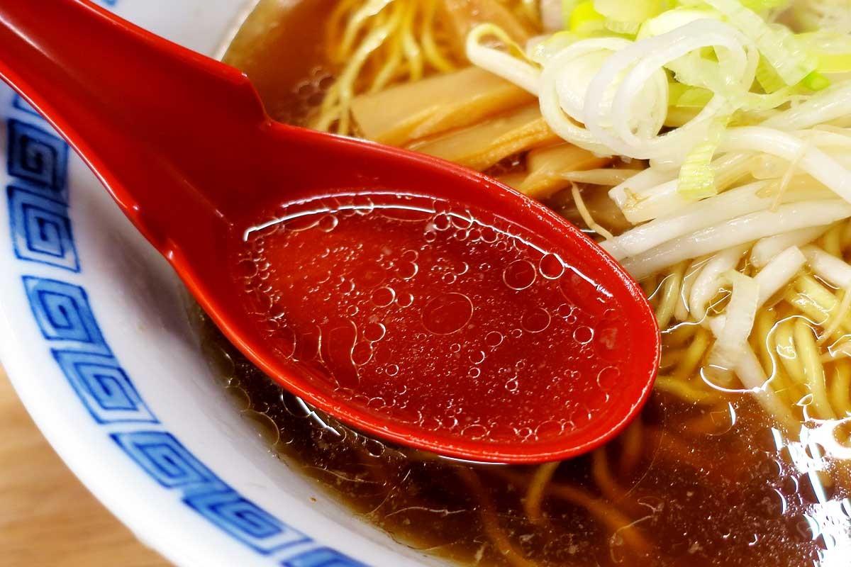 松江市美保関町の牛骨ラーメン店『ぼんず』の「牛骨醤油ラーメン」のスープ