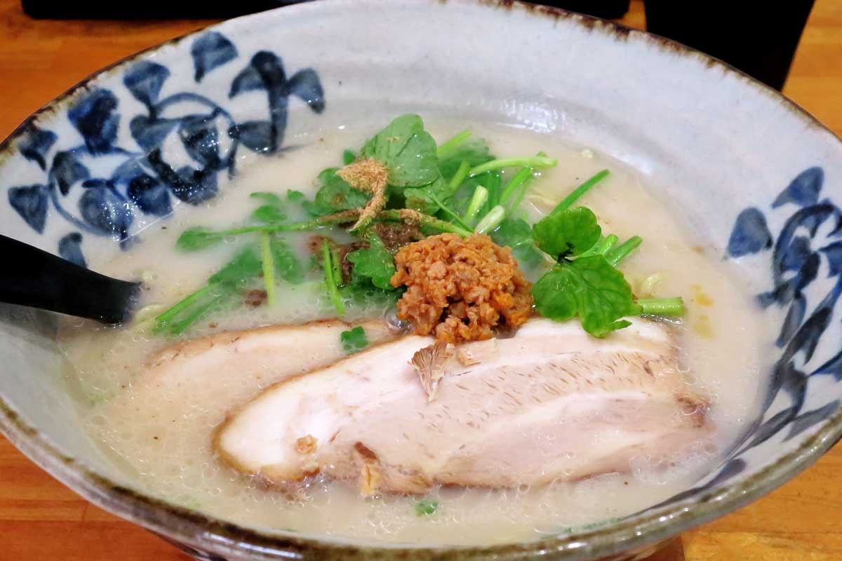 島根県松江市の人気ラーメン店『麪家ひばり』の「黒田芹白湯らぁめん」