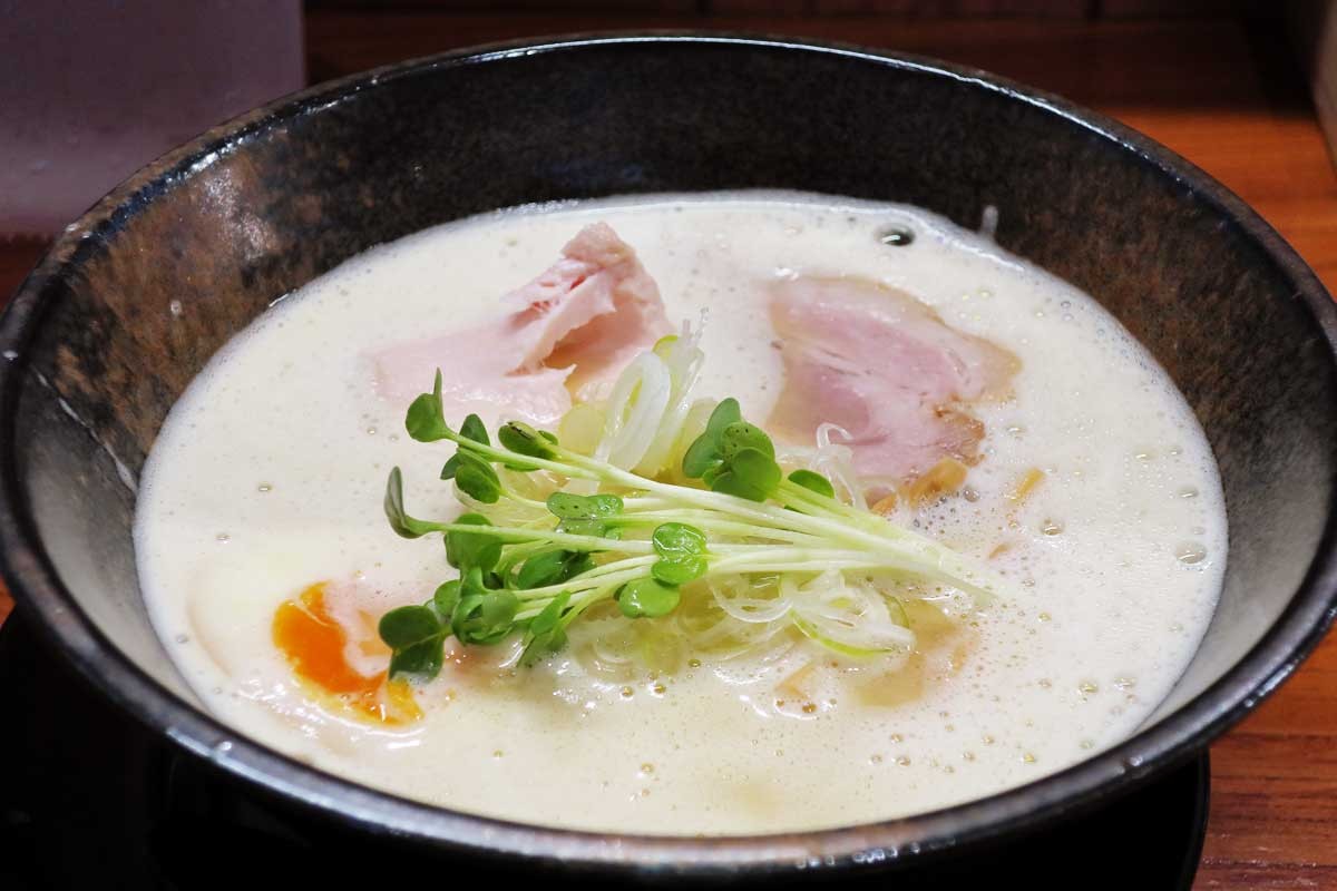 島根県雲南市のラーメン店『多納屋noods さぶろく』の「鶏白湯ラーメン」