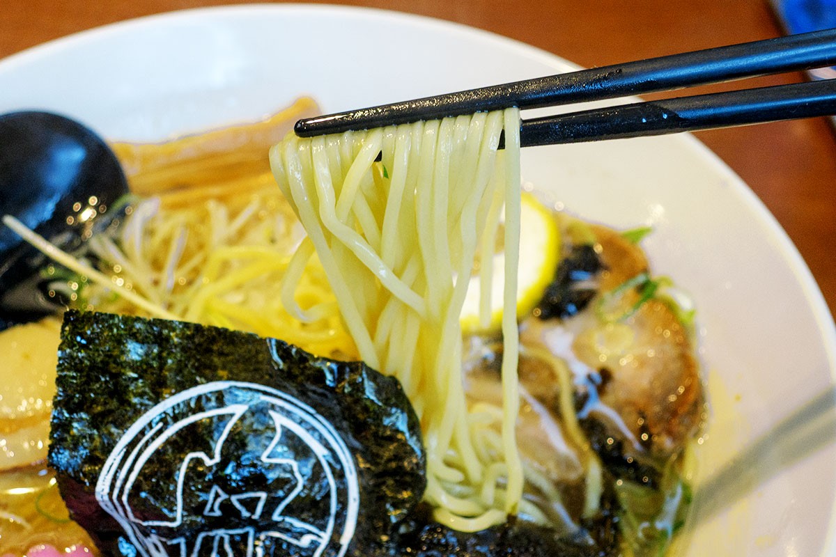 島根県出雲市の中華料理店『中華飯店 一華』の「ホタテ牛骨の柑橘塩ラーメン」