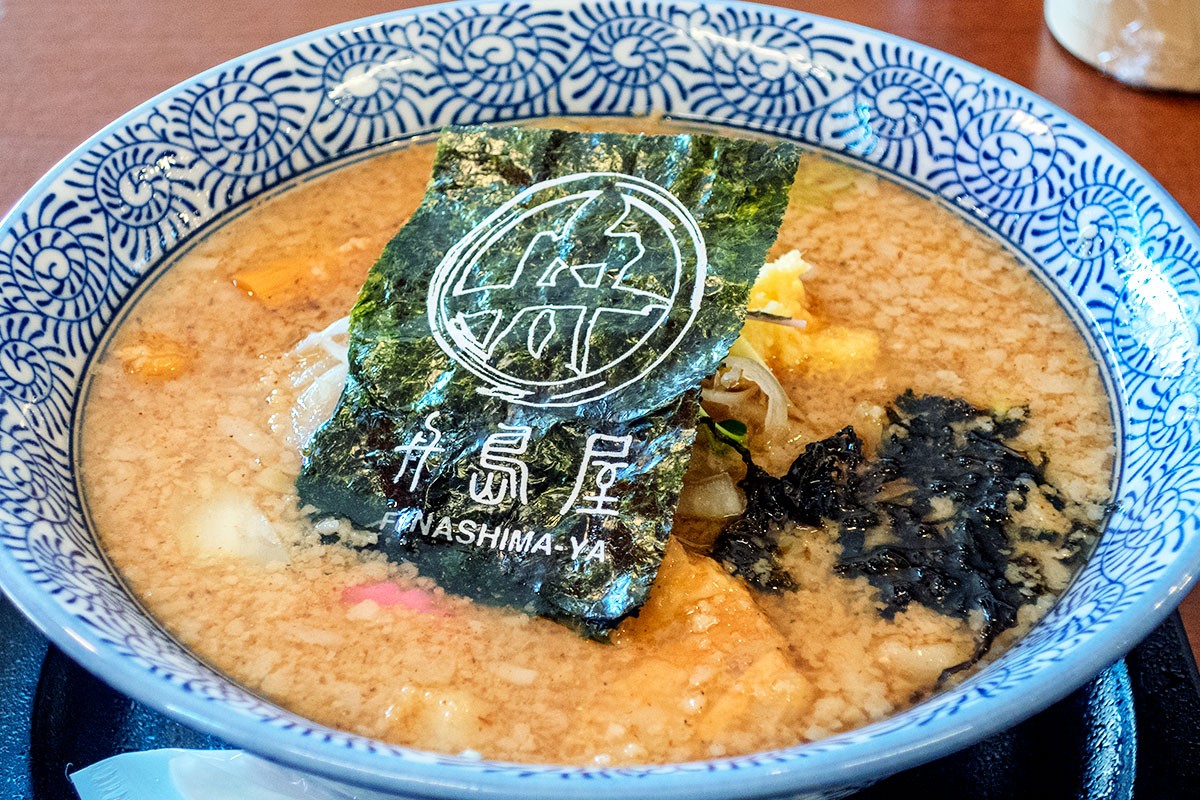 島根県出雲市の中華料理店『中華飯店 一華』の「つばめ三条煮干し豚骨ラーメン」