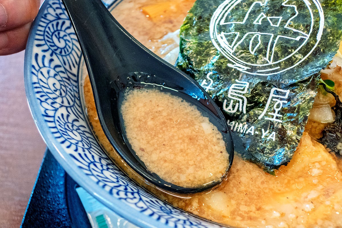 島根県出雲市の中華料理店『中華飯店 一華』の「つばめ三条煮干し豚骨ラーメン」
