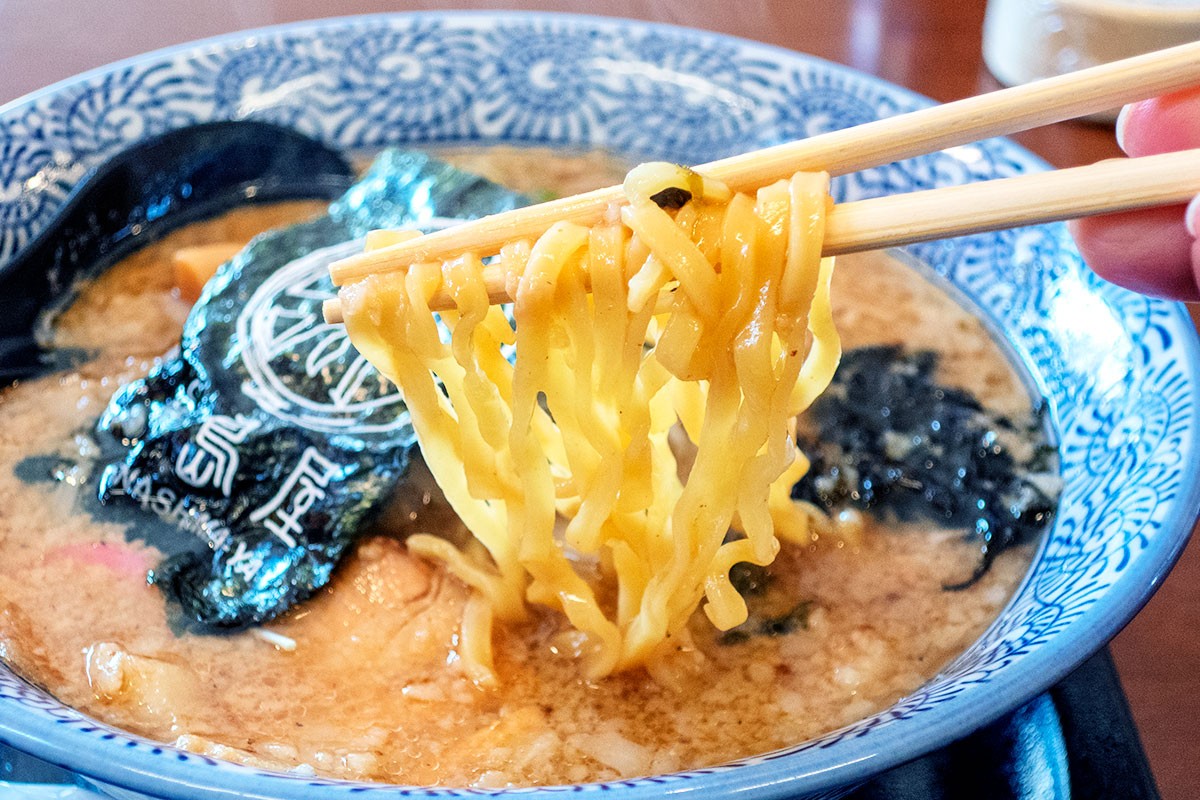 島根県出雲市の中華料理店『中華飯店 一華』の「つばめ三条煮干し豚骨ラーメン」